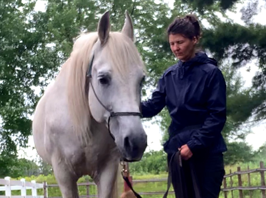 Yolaine Turcotte aupr&egrave;s de son cheval
