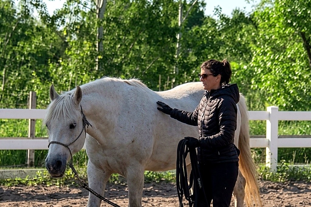 Yolaine Turcotte aupr&egrave;s de son cheval